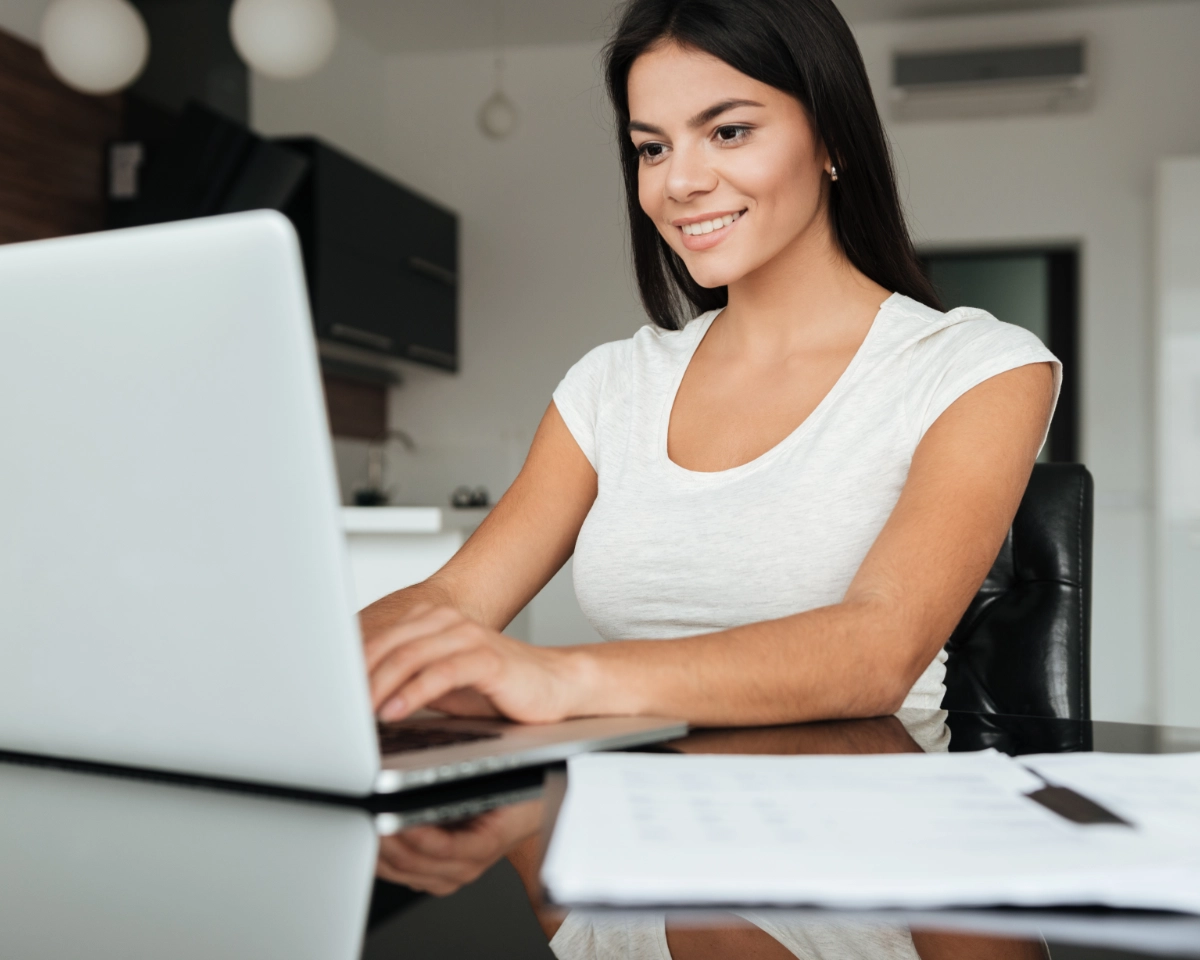 Candidata enviando su CV desde el portátil para aplicar al programa LOORU